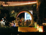 Unser Hotel KataThani Beach am Abend eine Hochzeit im Park (TH).
